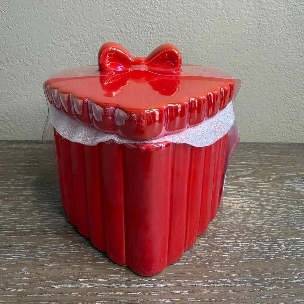 Target Bullseye Valentines Day heart canister💋